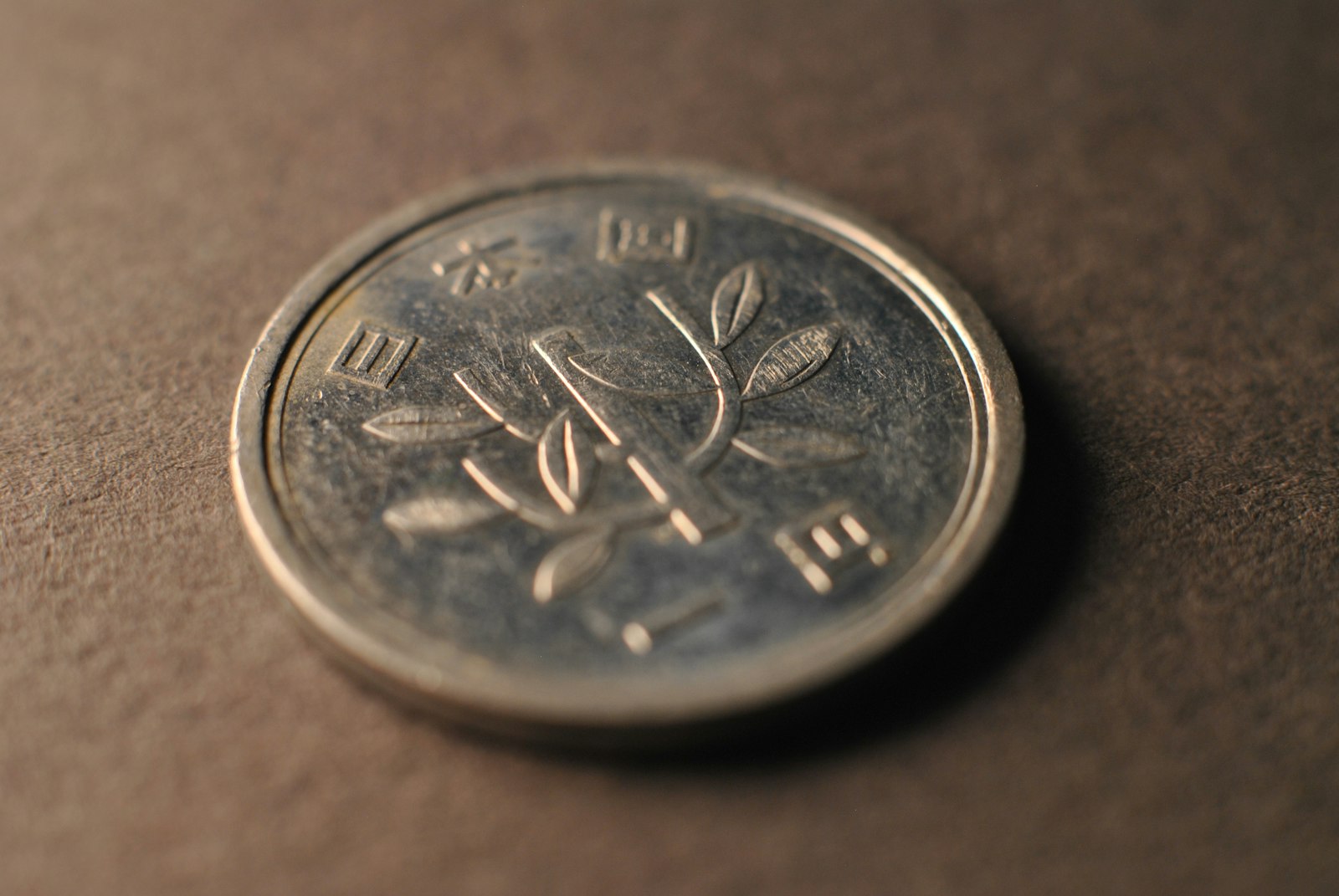 テーブルの上の硬貨